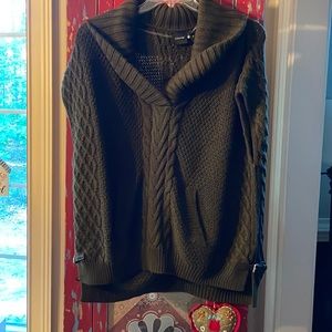 Warm cozy forest green pullover sweater with pockets